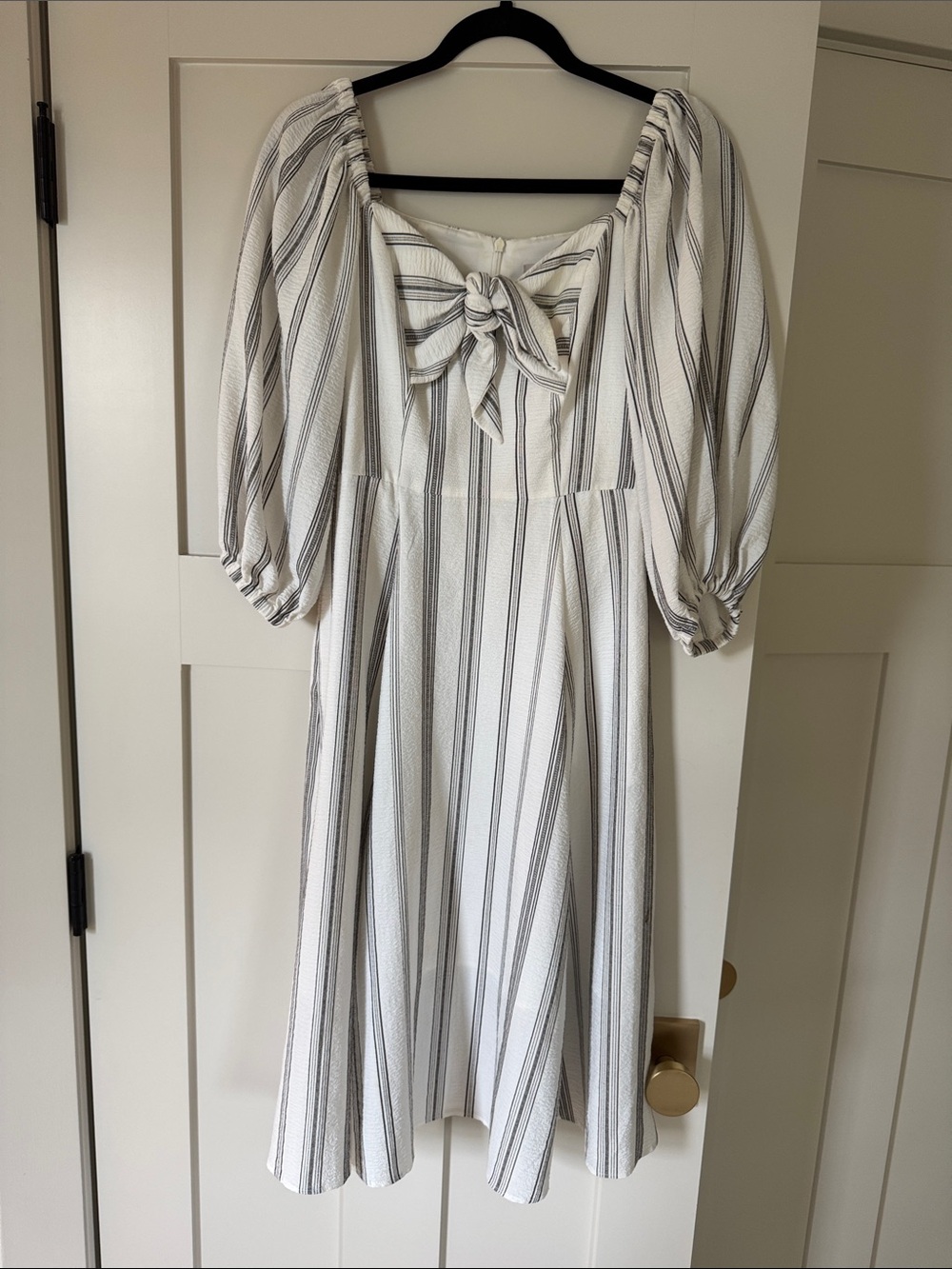 Chelsea28 White and Gray Striped Puff-Sleeve Dress with Front Tie